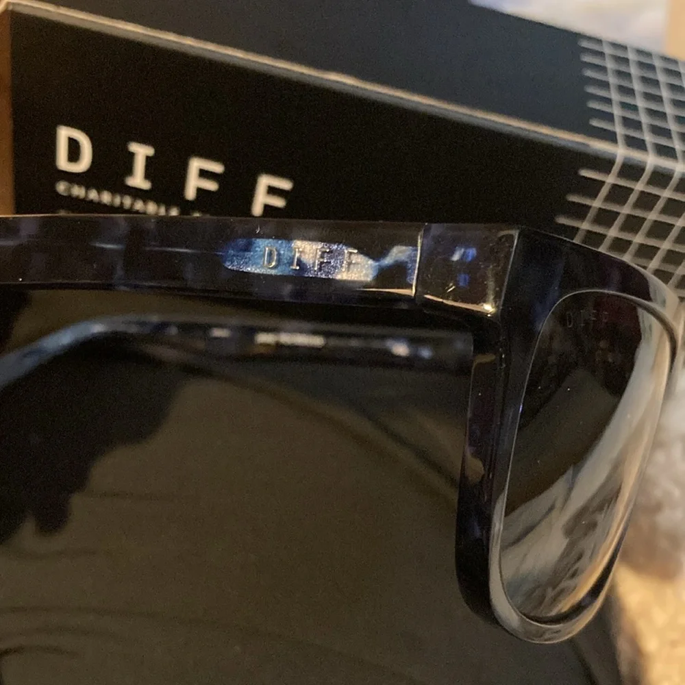 DIFF CHARITABLE EYEWEAR “JAKE” wayfarer style polarized sunglasses